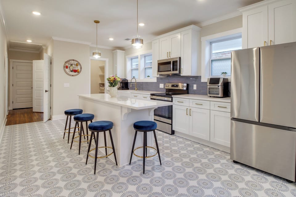 Kitchen | Cooking Basics | Toaster Oven | Island w/ Seating