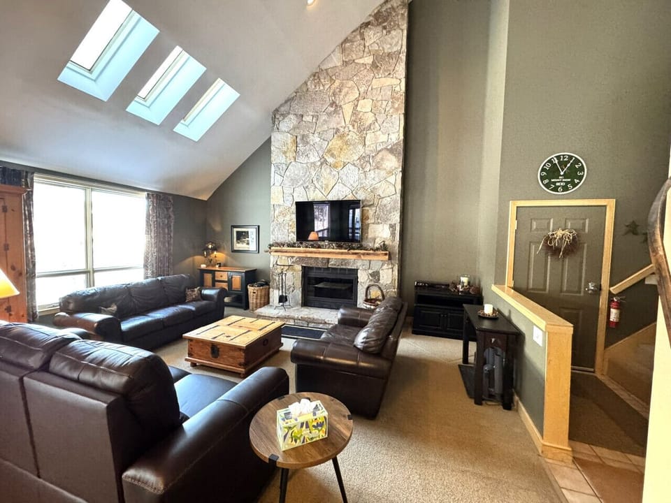 Livingrm with fireplace and views of the ski-on/off trail