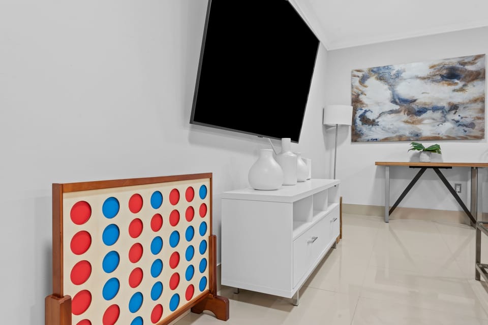 Bright space with stylish decor, a large TV, and fun games for memorable evenings!