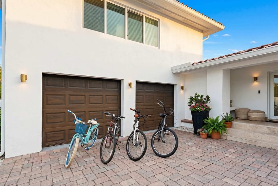 Explore Fort Lauderdale with our complimentary bicycles at your doorstep!