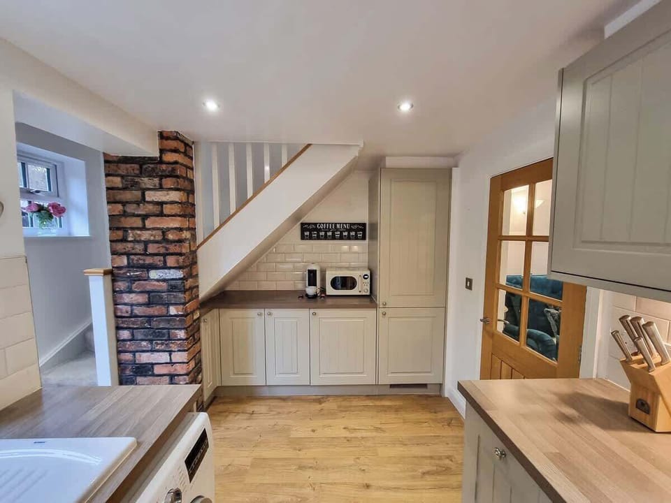 From morning coffee to dinner, this kitchen has you covered.