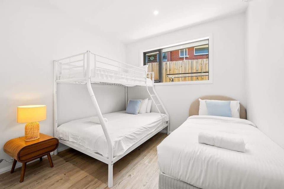 Bunk bed (double size bottom // single size top) + single bed good for 4 total