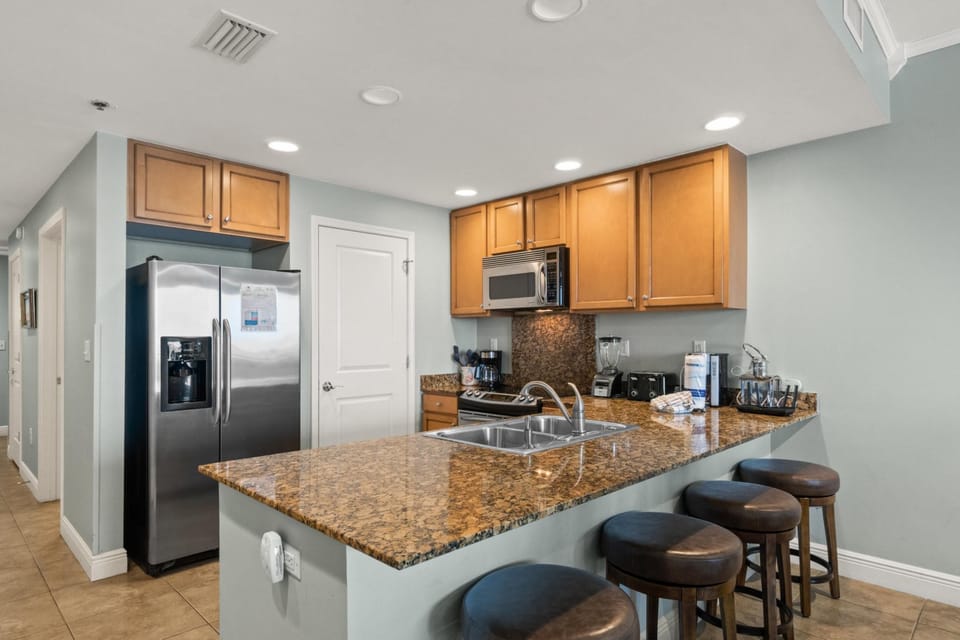 Kitchen with Breakfast Bar