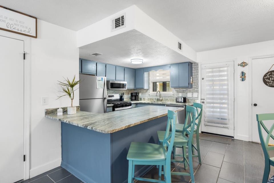 Kitchen with Breakfast Bar