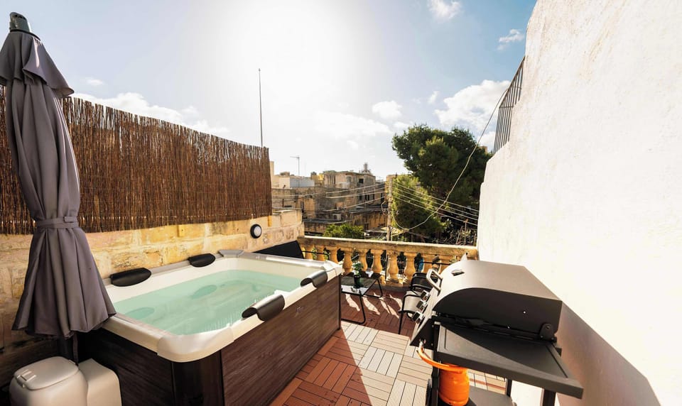 Rooftop with Jacuzzi and a BBQ 