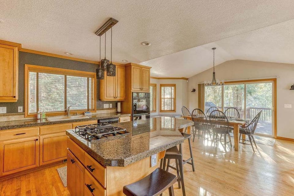 Cook and connect effortlessly in this combined kitchen & dining space.