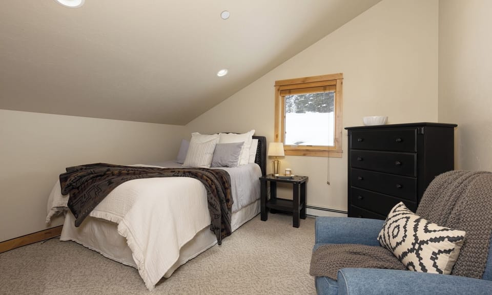 Black Eagle 28 1st loft bedroom1