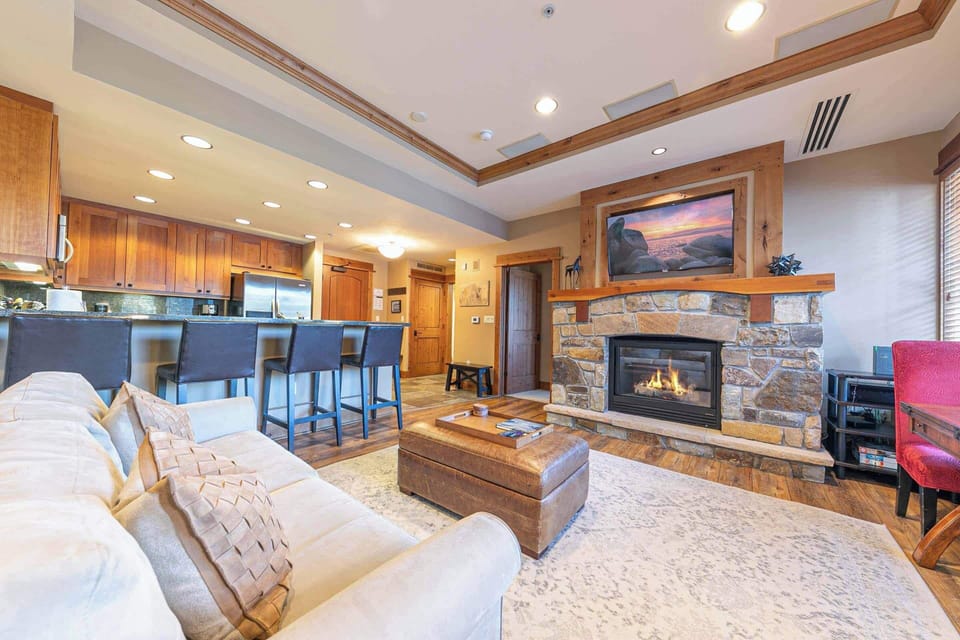 8001 Northstar Dr Unit 305-print-010-003-Interior-3360x2240-300dpi