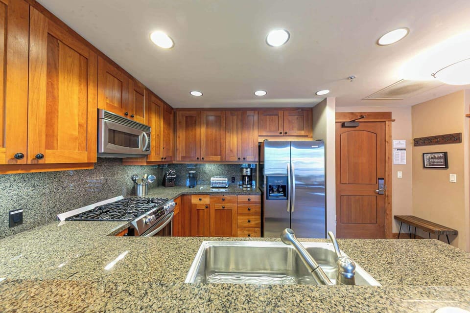 8001 Northstar Dr Unit 305-print-005-011-Interior-3360x2240-300dpi