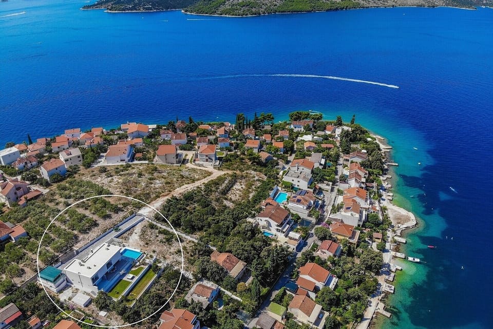 Located in a natural Mediterranean landscape, offering its guests an ideal private getaway via a secluded environment