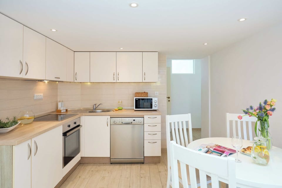 Kitchen / Dining area
