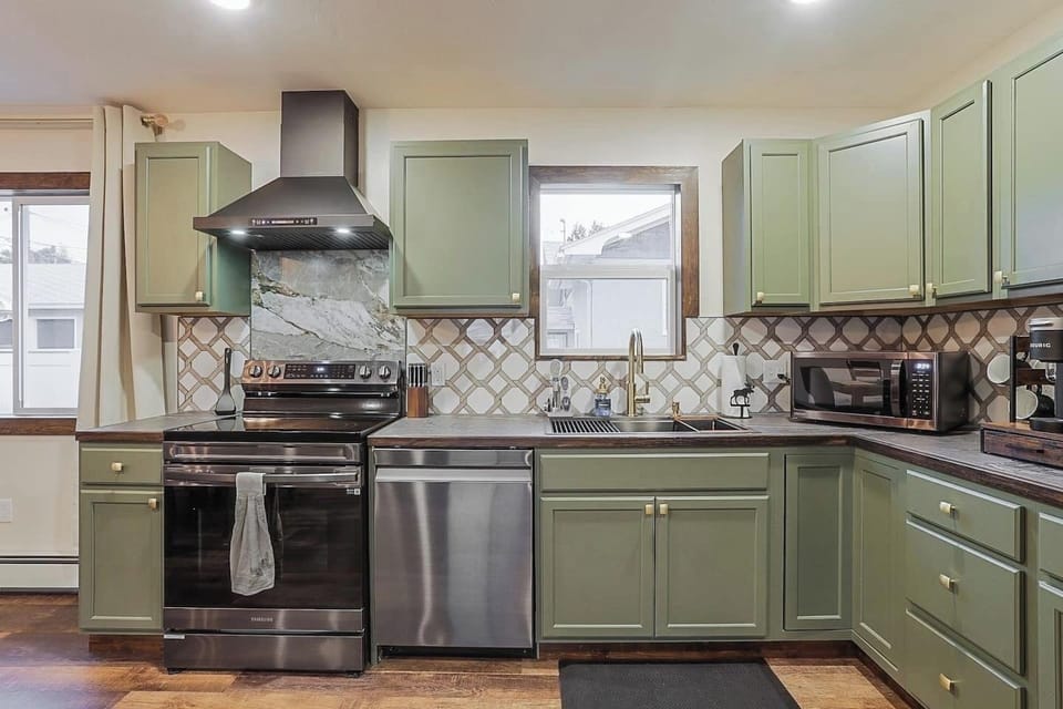 Cook up something delicious in this fully equipped kitchen! 🍳✨ Modern meets rustic charm—perfect for fueling your mountain adventures. 