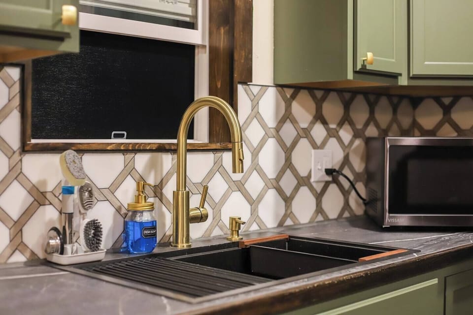Modern touches with rustic charm! ✨ This well-stocked kitchen is ready for all your cooking adventures—just bring your favorite ingredients! #MountainHome