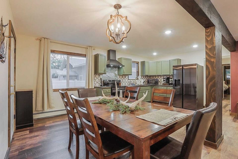 Gather ‘round for great meals & memories! 🍽️🏔️ This rustic dining space is perfect for sharing laughs, good food, and adventure stories. #MountainRetreat