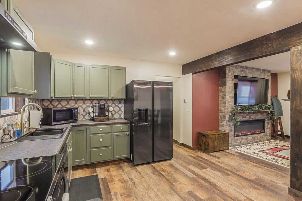 Cook, relax, and unwind! 🍳 This open-concept kitchen and cozy fireplace make the perfect spot to gather and enjoy your mountain retreat. #StayCozy