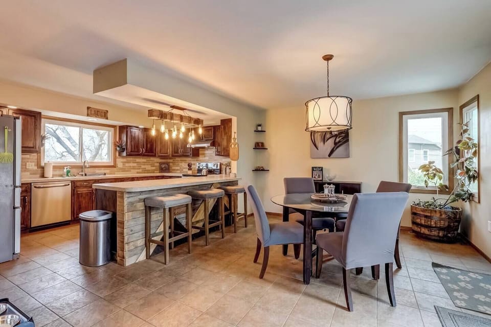 Dine, unwind, and shine ✨ in this well stocked kitchen and dining space! Whether you're whipping up breakfast under Edison lights or enjoying a late-night chat at the bar, this spot sets the vibe for unforgettable meals and memories. 🍽️ #GatherRound