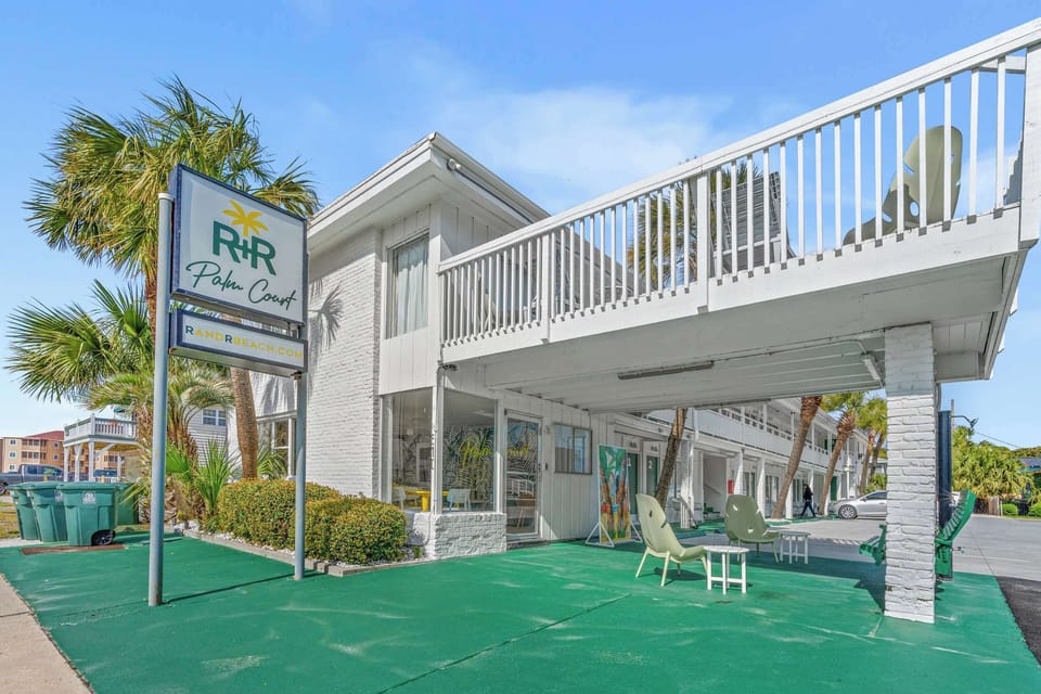 Sunny Palm Court is a motel style accomdation conveniently located right off Ocean Boulevard, offering easy access to the beach and nearby attractions.