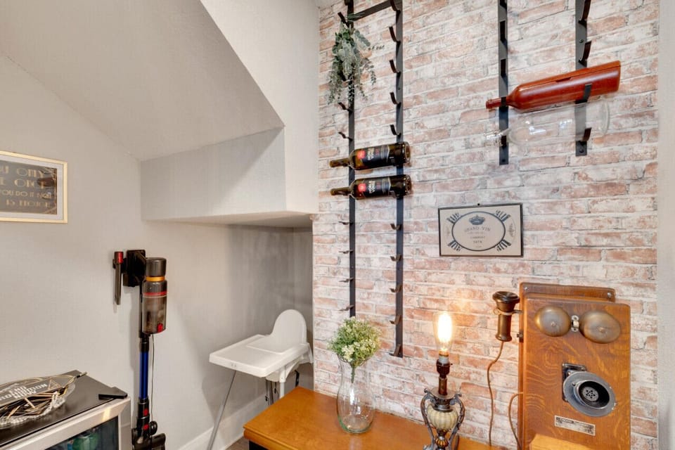 A cellar with character – wine, vintage phones, and charm.