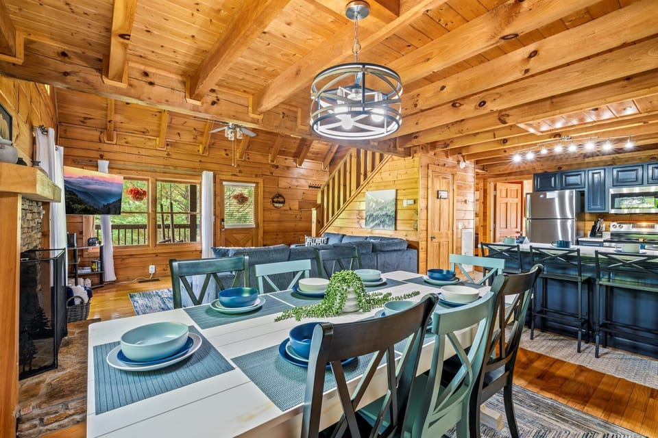 Enjoy a delicious dinner with the entire family at this 8-person dining table