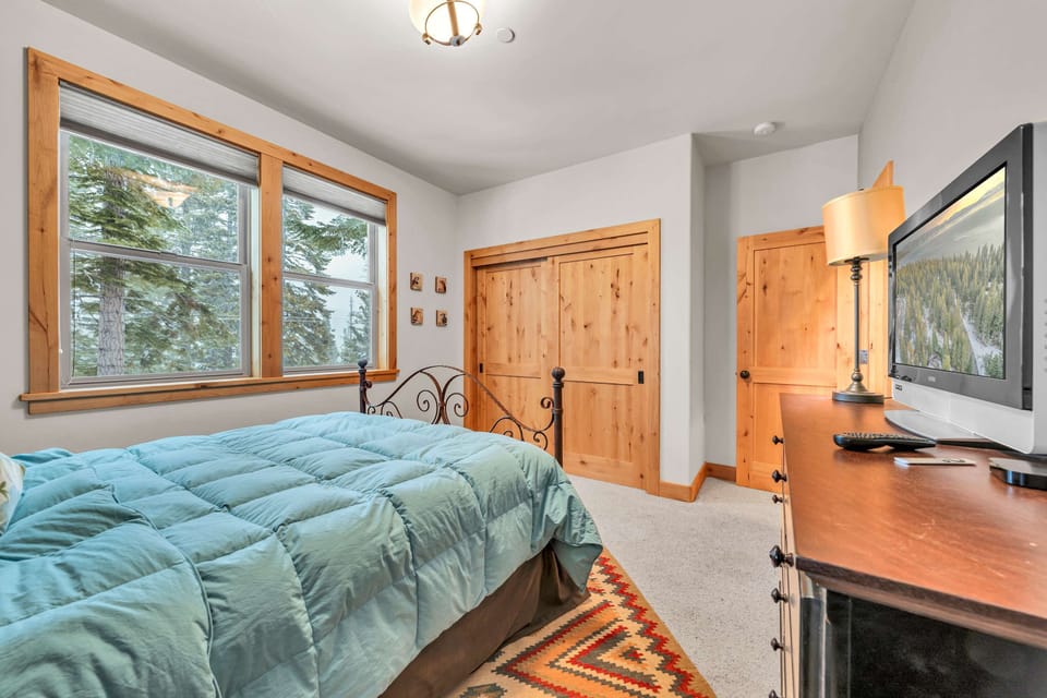 Bedroom 3: Full bed, lower floor, dresser, and closet, backyard access, Smart TV
