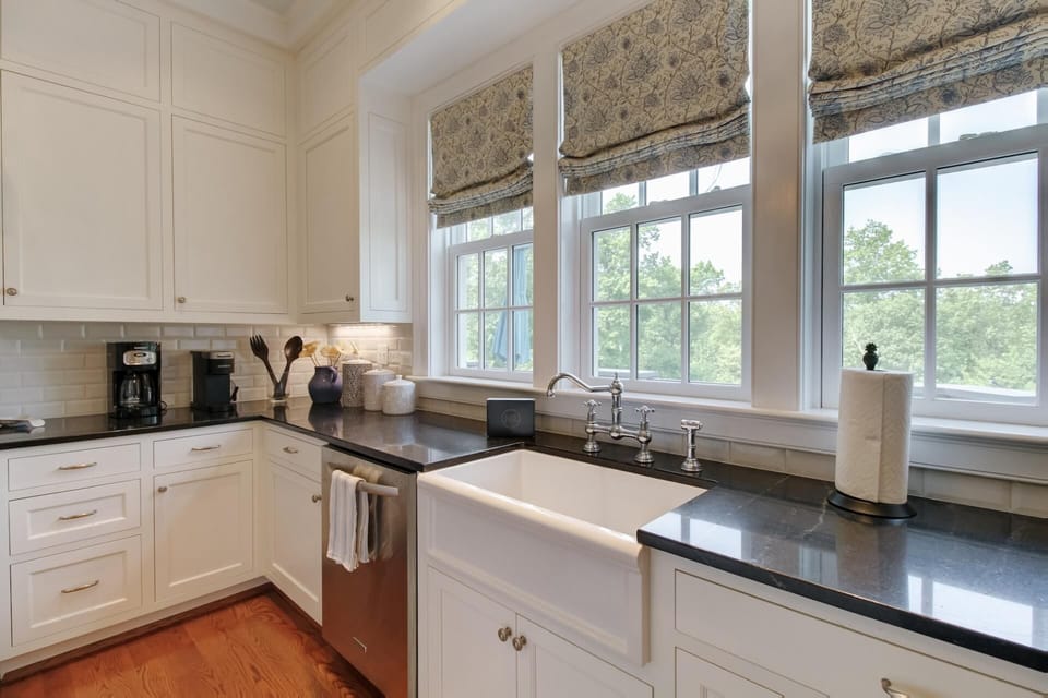 Both a Keurig and a regular drip coffee maker are provided.