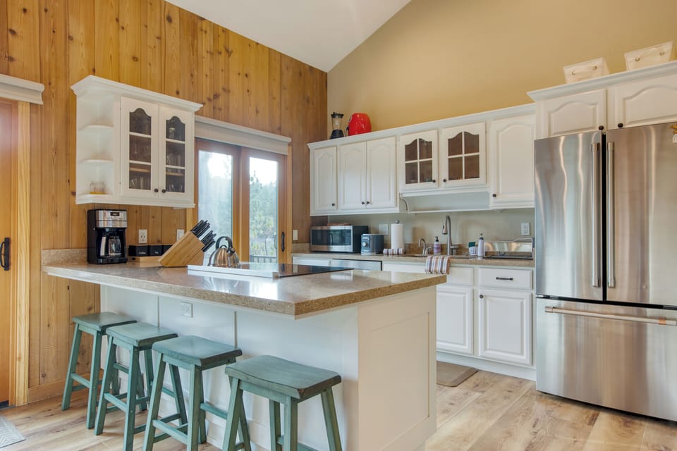 Full kitchen.
