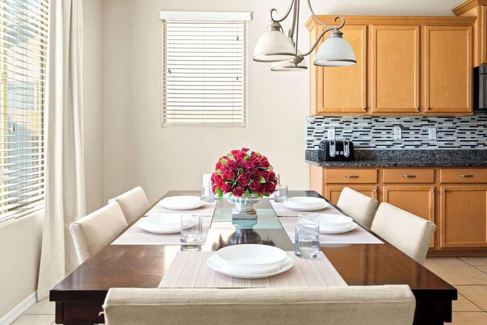 Dining Area w/Seating for 6 (In open concept kitchen)