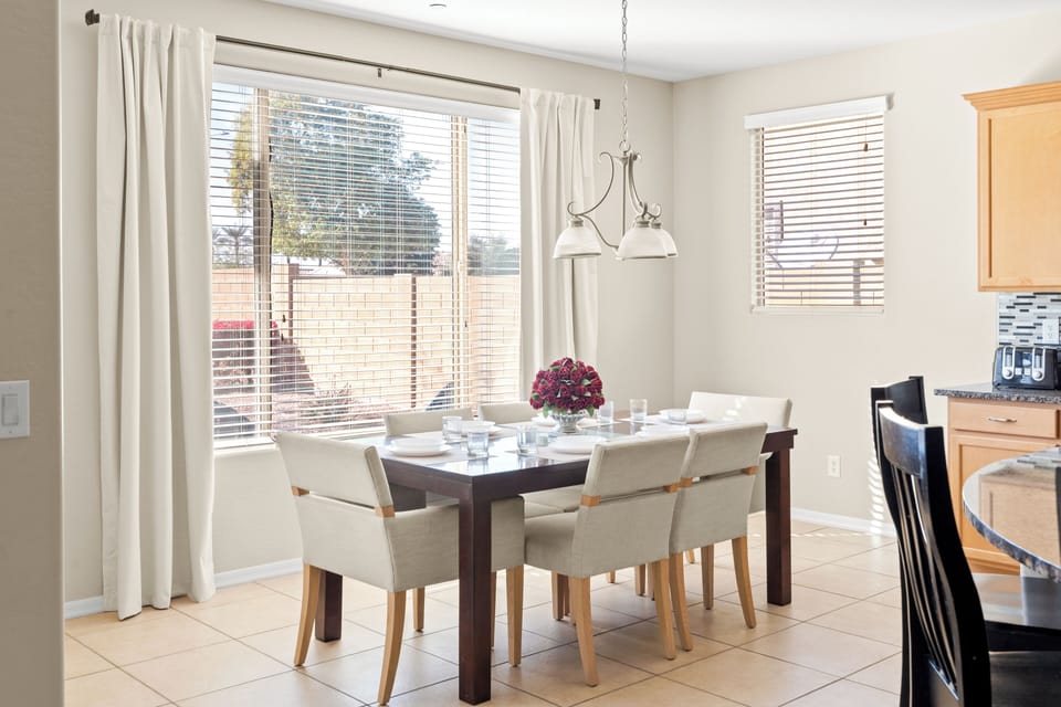 Dining Area w/Seating for 6 (In open concept kitchen)