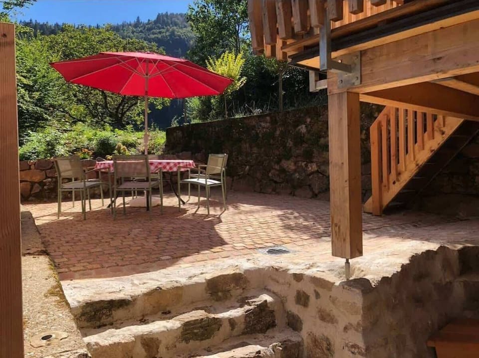 Der Essplatz im Freien auf der Terrasse mit Sonnenschutz bietet den perfekten Ort, um Mahlzeiten bei jedem Wetter zu genießen. Der Schutz sorgt für angenehmen Schatten und macht den Raum ideal für entspannte Momente in der Natur. ☀️