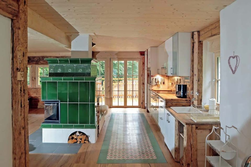 Die voll ausgestattete Küche lässt keine Wünsche offen. Mit modernem Herd und hochwertigen Utensilien könnt ihr nach Herzenslust kochen. Perfekt, um leckere Mahlzeiten zuzubereiten und den Moment zu genießen! ️✨