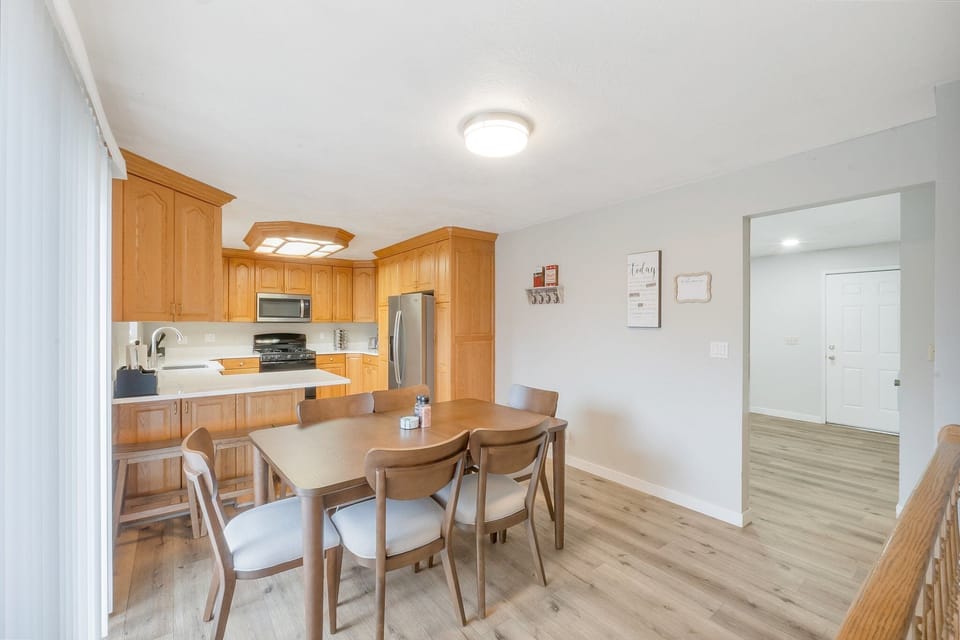 Kitchen & Dinning Area