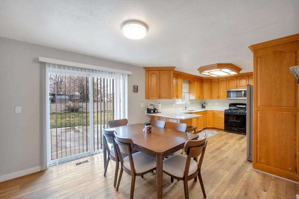 Kitchen & Dinning Area