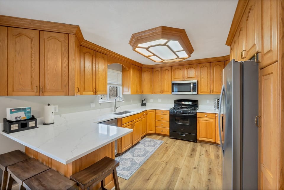 Kitchen with Bar & 4 Stools