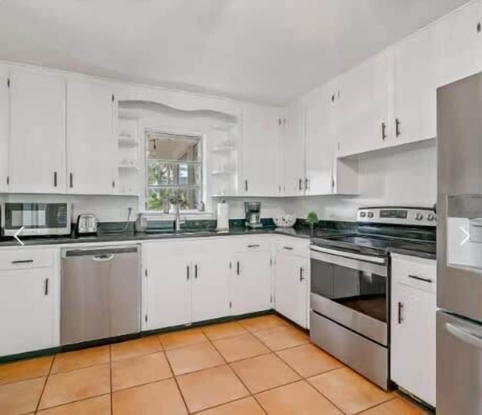 A kitchen that feels like home, with all the essentials at your fingertips 🍽️❤️