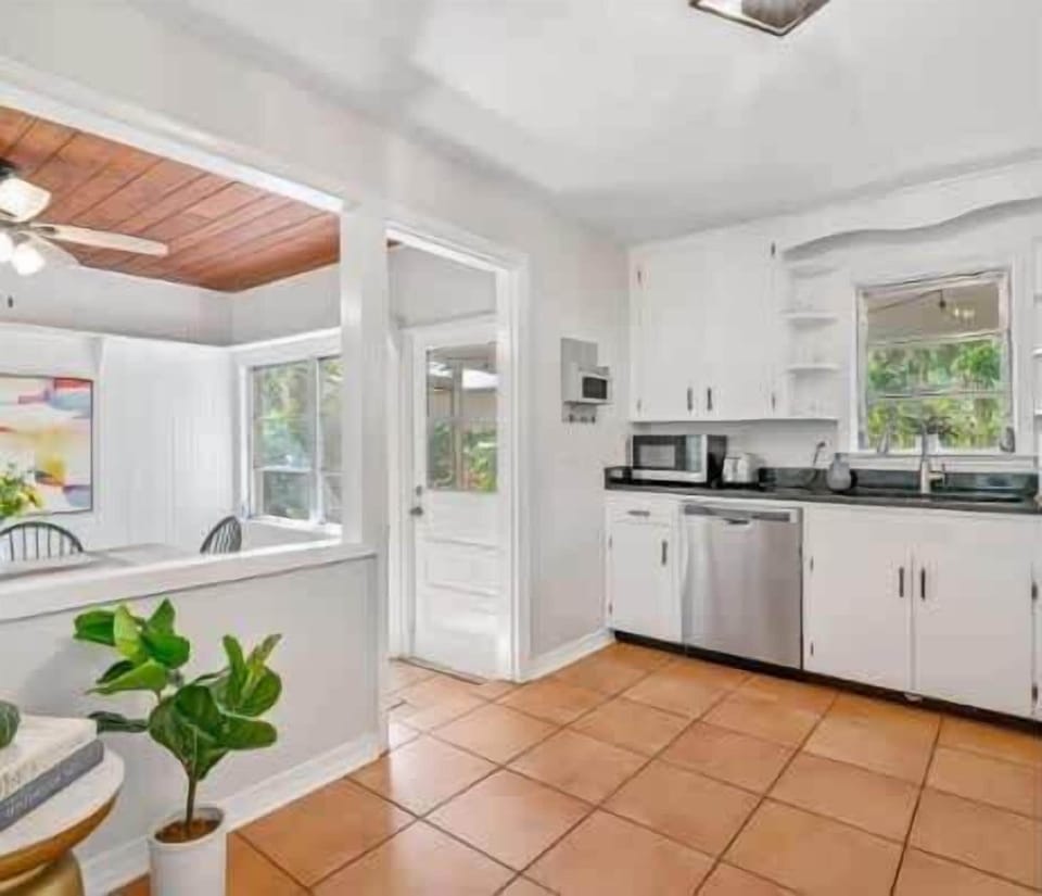Cook, dine, and unwind in this bright and functional space 🍴🌿