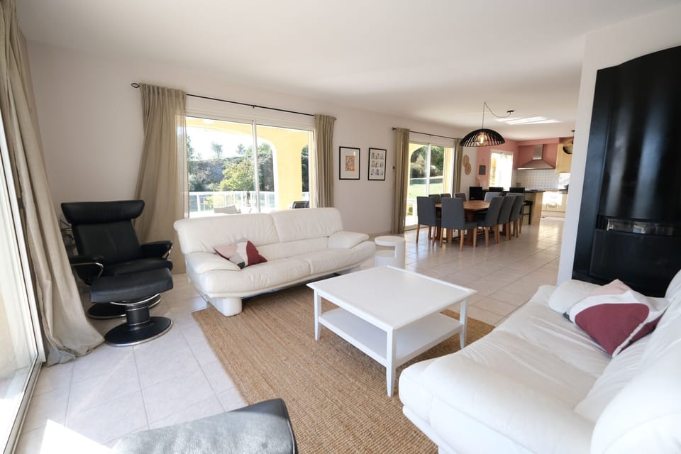AUREILLE vacation rental, comfortable villa for rent with living room for 12 people. Online reservation with Plaisirs & Maisons de Provence