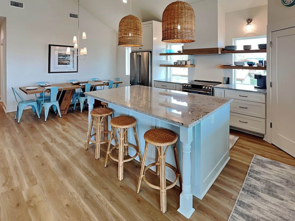 Full Size Kitchen with Breakfast Bar