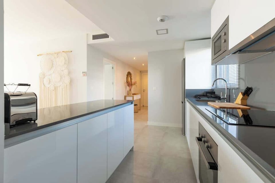 Modern Fully Fitted Open Plan Kitchen 