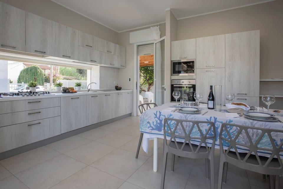 Soggiorno-Cucina_Vista del Giardino dal Piano Lavoro_Uscita su Giardino_ Gazebo2