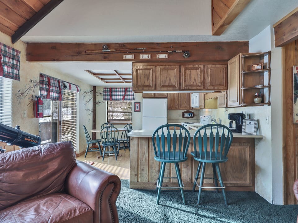View of the fully equipped kitchen and dining area, perfect for preparing meals and enjoying a cozy night in after a day on the slopes