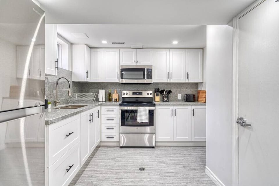 You can almost hear the sizzle of ingredients as you cook in the well-equipped kitchen, where every detail is designed for convenience.