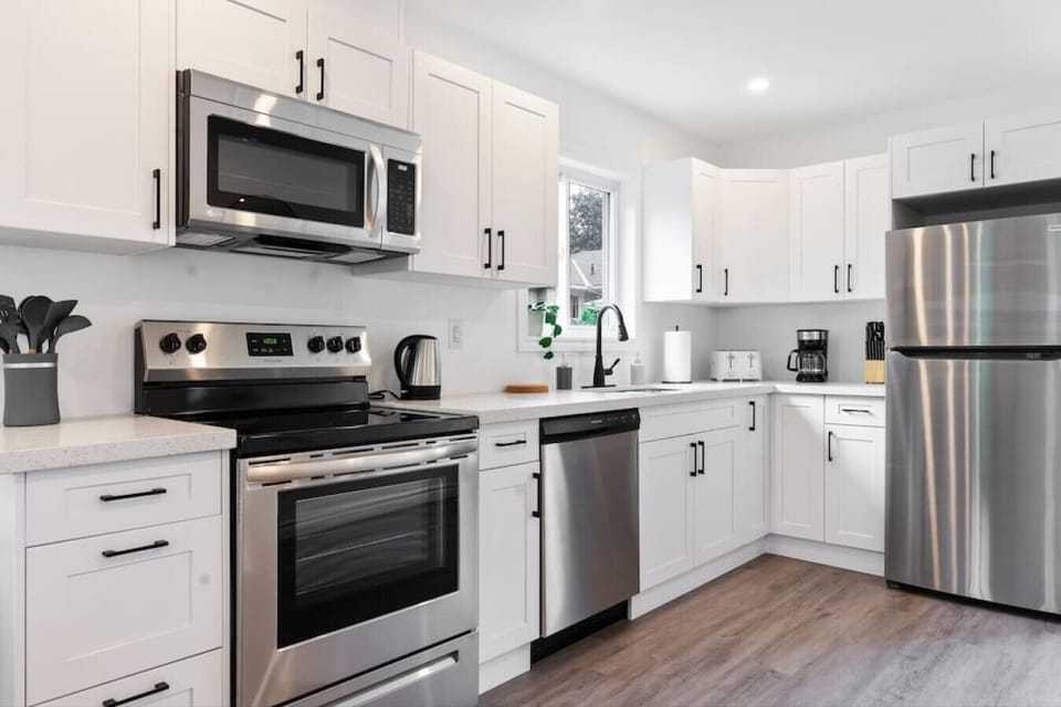 You can almost hear the sizzle of ingredients as you cook in the well-equipped kitchen, where every detail is designed for convenience.