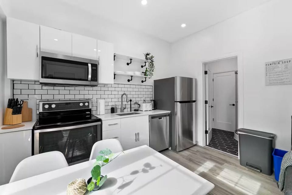 You’ll love the convenience of this fully equipped kitchen, where you can brew coffee, cook meals, or prepare snacks. The cozy layout and warm ambiance make cooking here a delightful part of your stay.