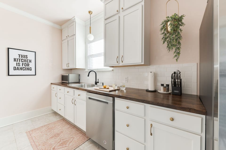 This kitchen IS made for dancing - as all kitchens should! :)