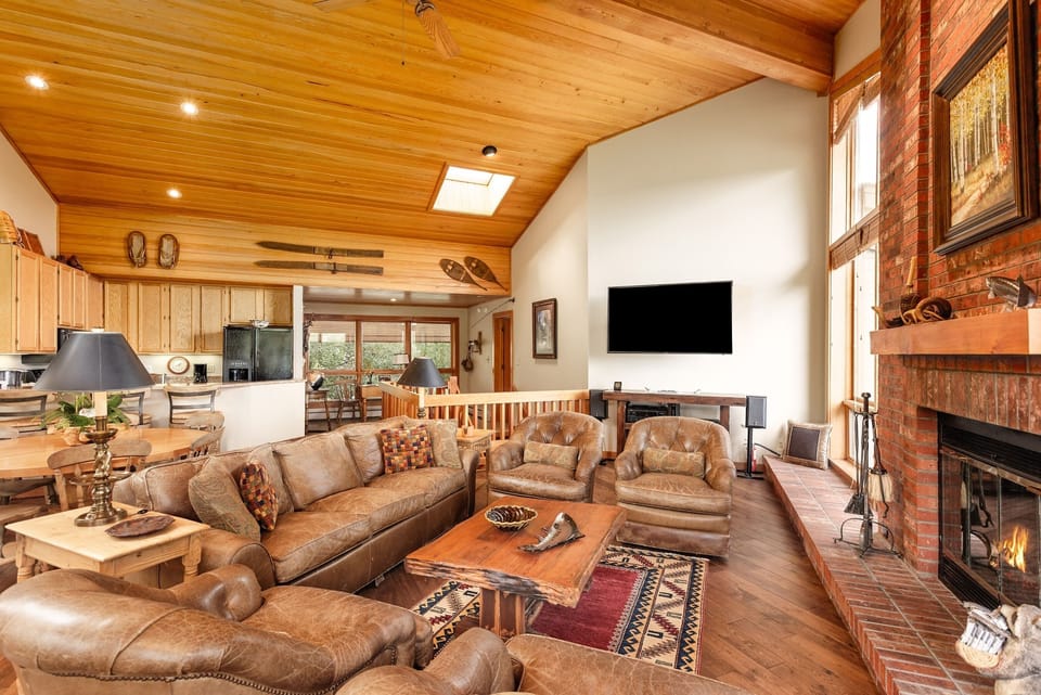 Indoors, Furniture, Living Room, Fireplace, Couch