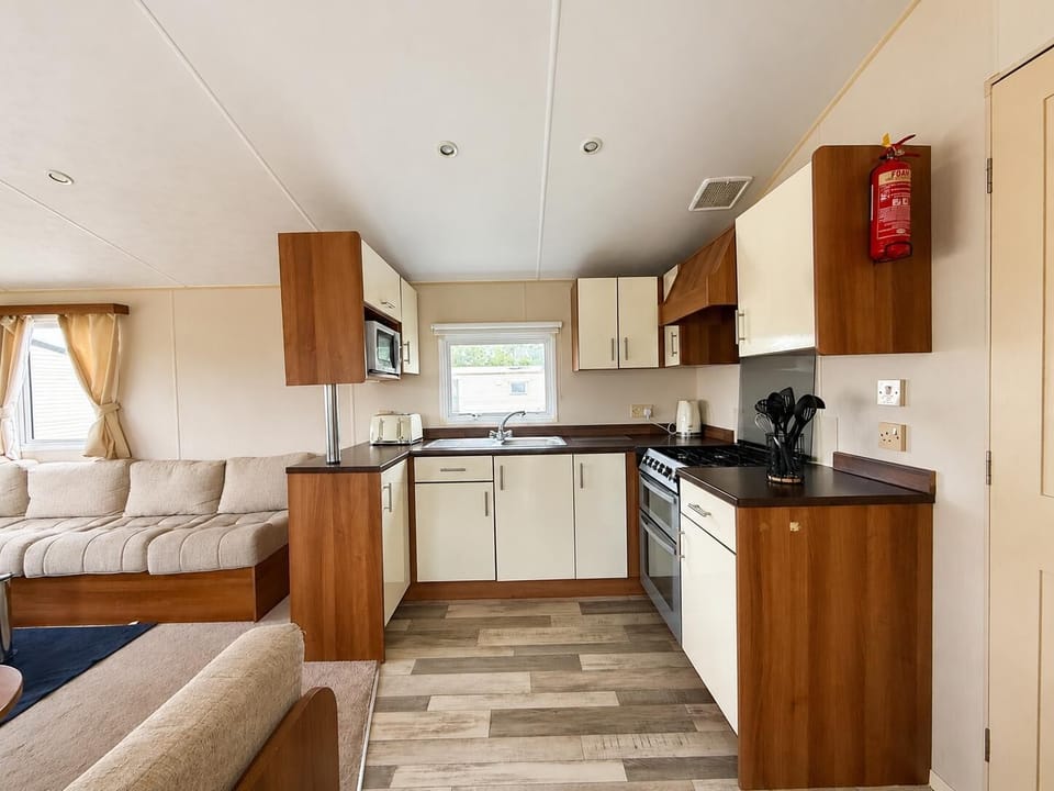 Treat the family to caravan weekend breaks at Sunnydale, where you can arrive any day to start the fun.