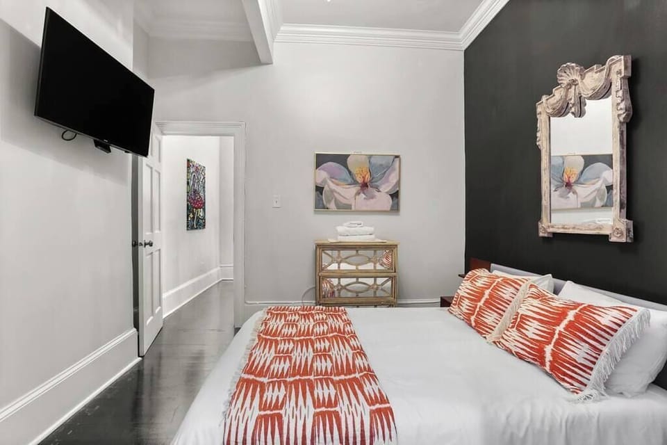 Cozy Queen bed with ensuite bathroom. 