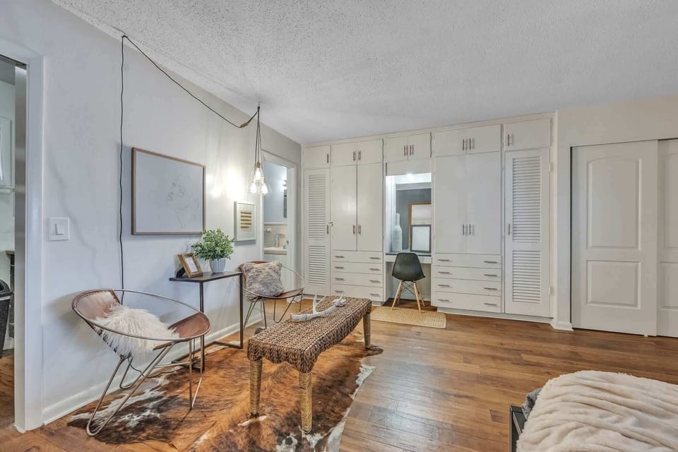 Studio with queen bed, Smart TV, sitting area, and workstation