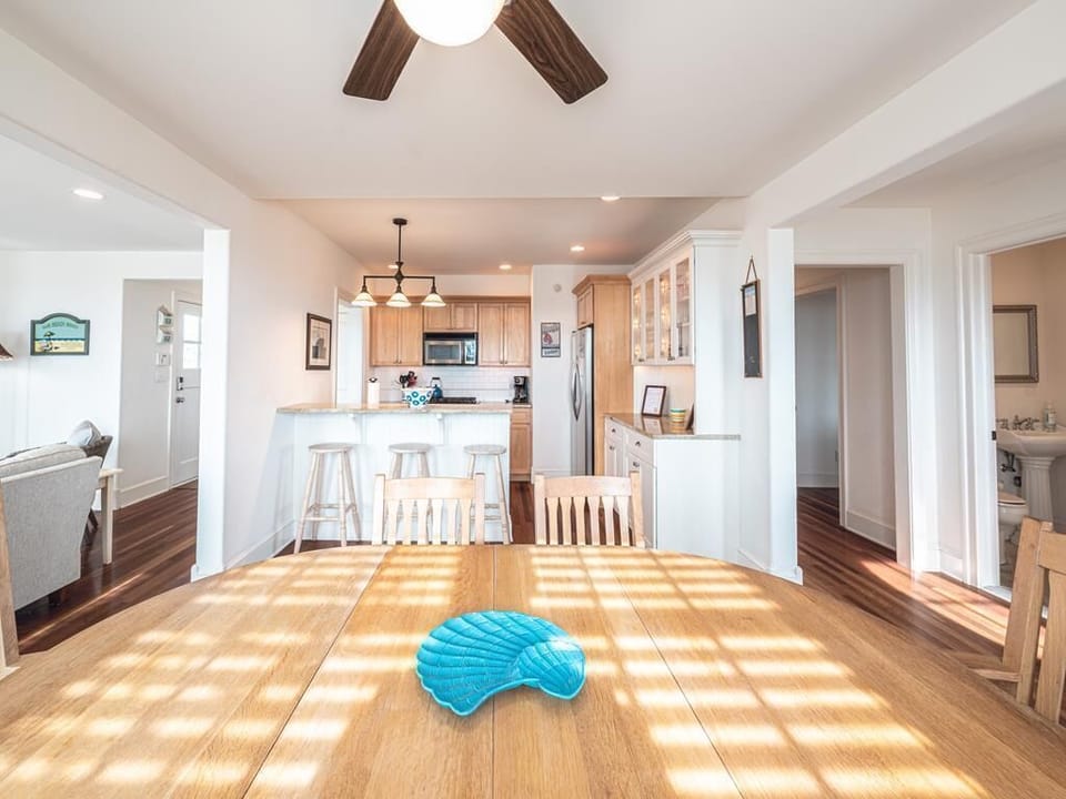 Spacious dining area with seating for everyone, flooded with natural light – perfect for family meals.
