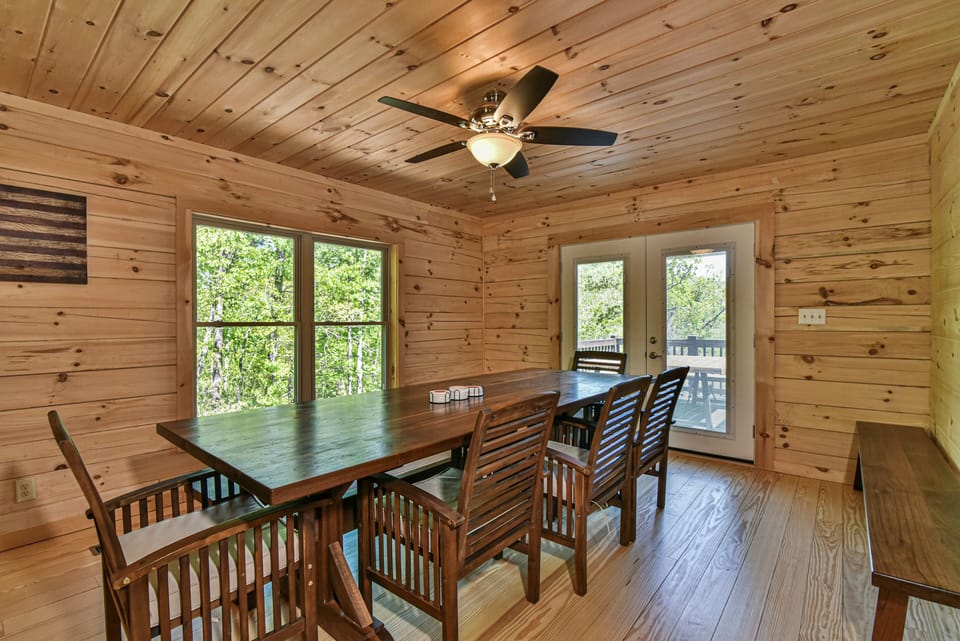 Dining area for up to 8